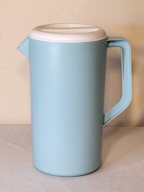 Vintage 1970s Rubbermaid Blue 2 1/4 Quart Pitcher